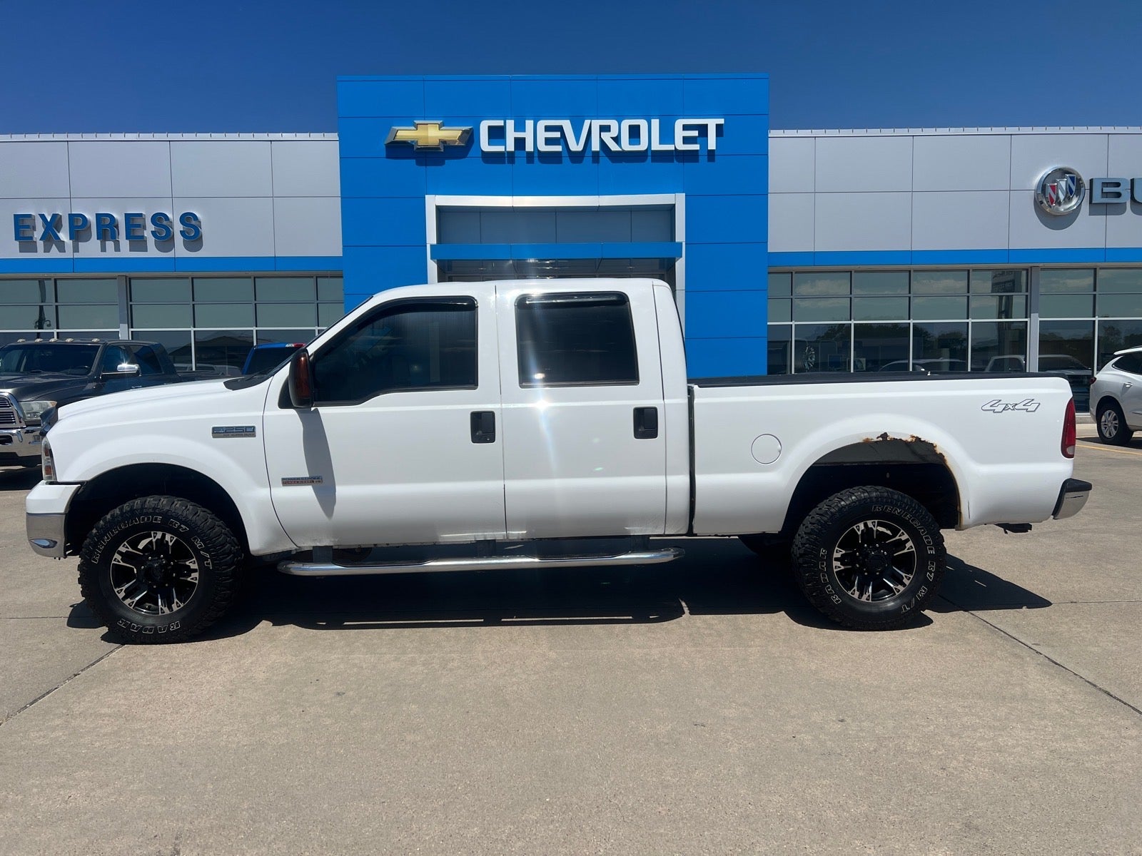 2005 Ford Super Duty F-250 XL in White — front three-quarter view