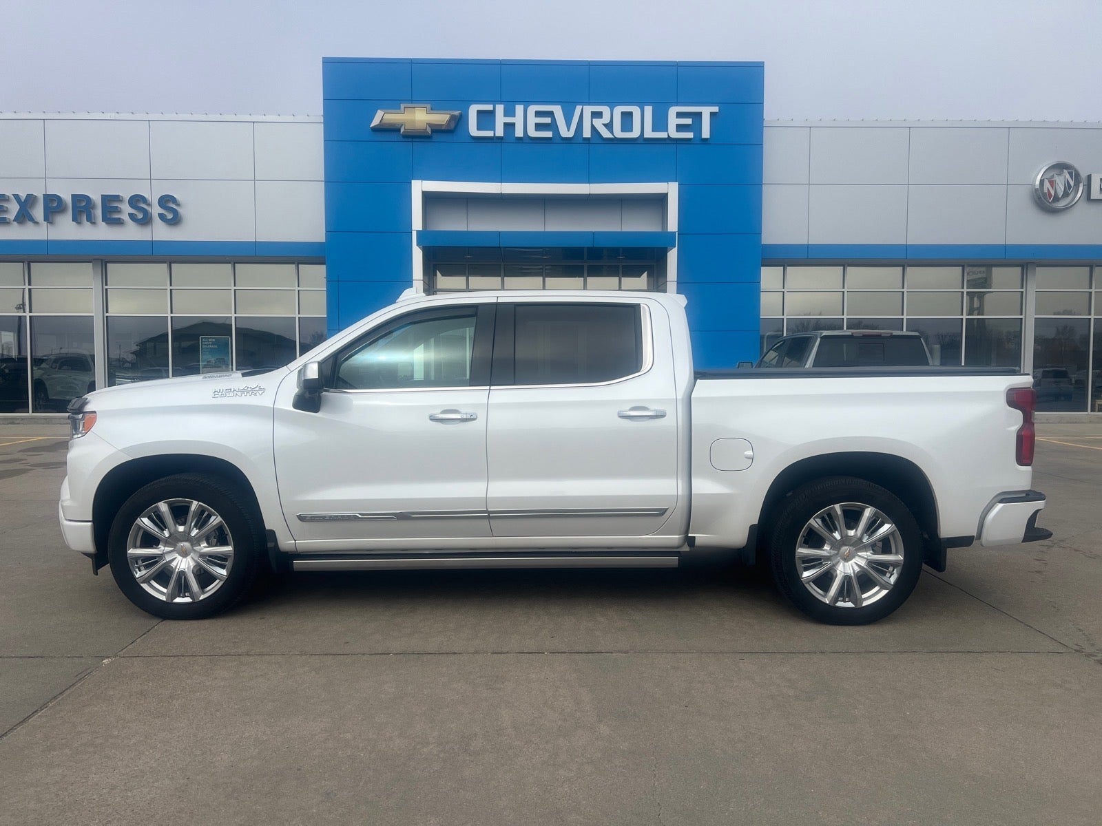 2023 Chevrolet Silverado 1500 High Country in Iridescent Pearl Tricoat — front three-quarter view