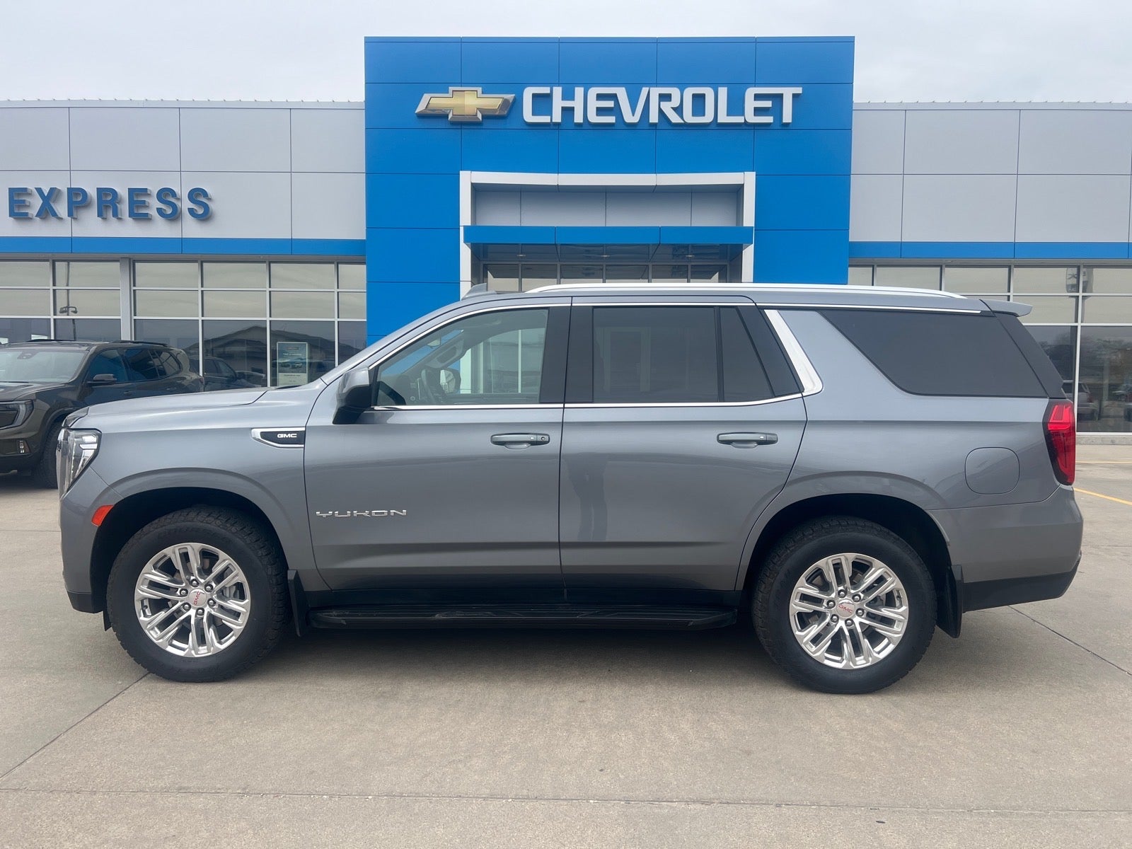 2022 GMC Yukon SLE in Satin Steel Metallic — front three-quarter view