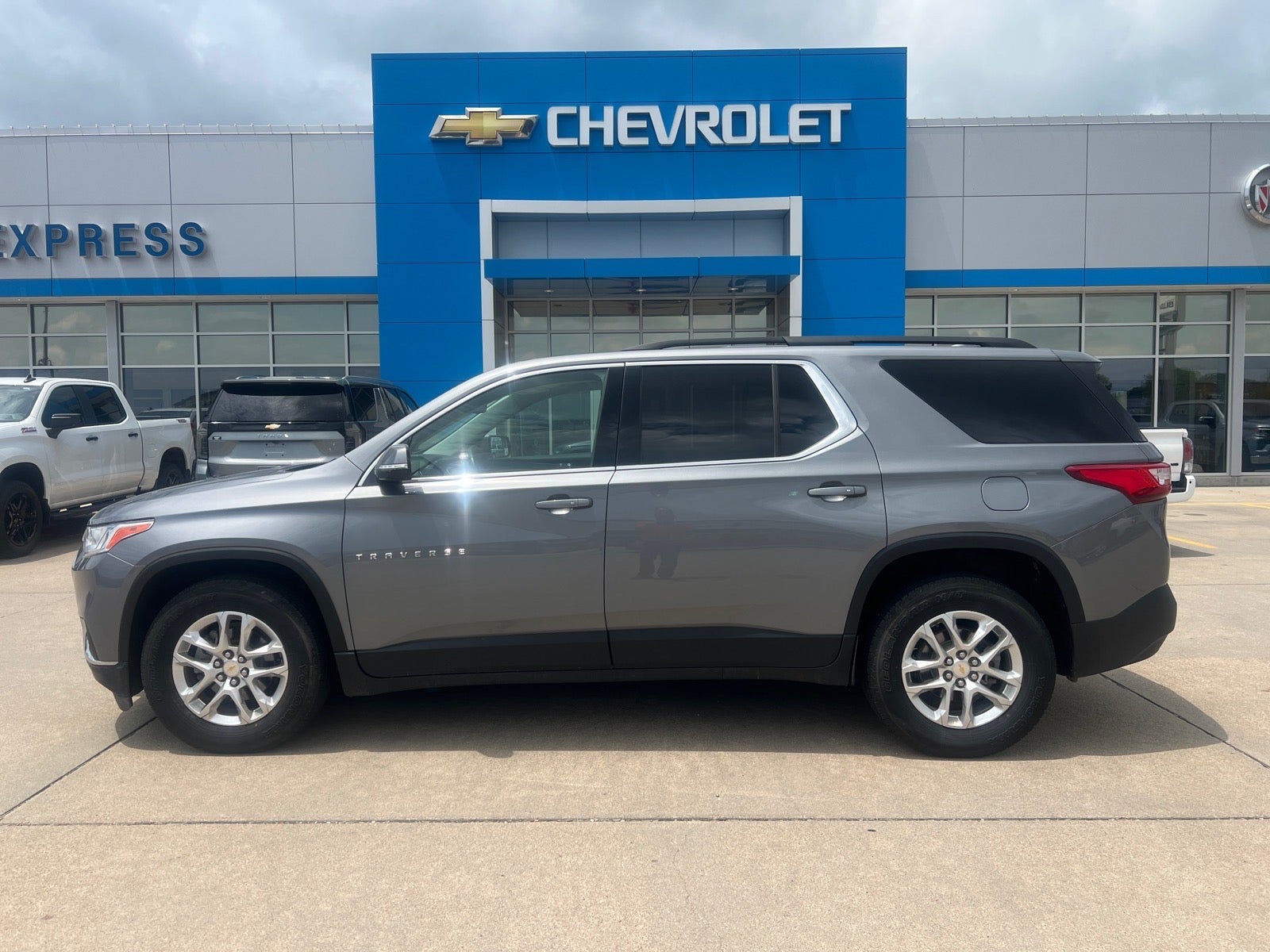 2019 Chevrolet Traverse LT Cloth in Satin Steel Metallic — front three-quarter view