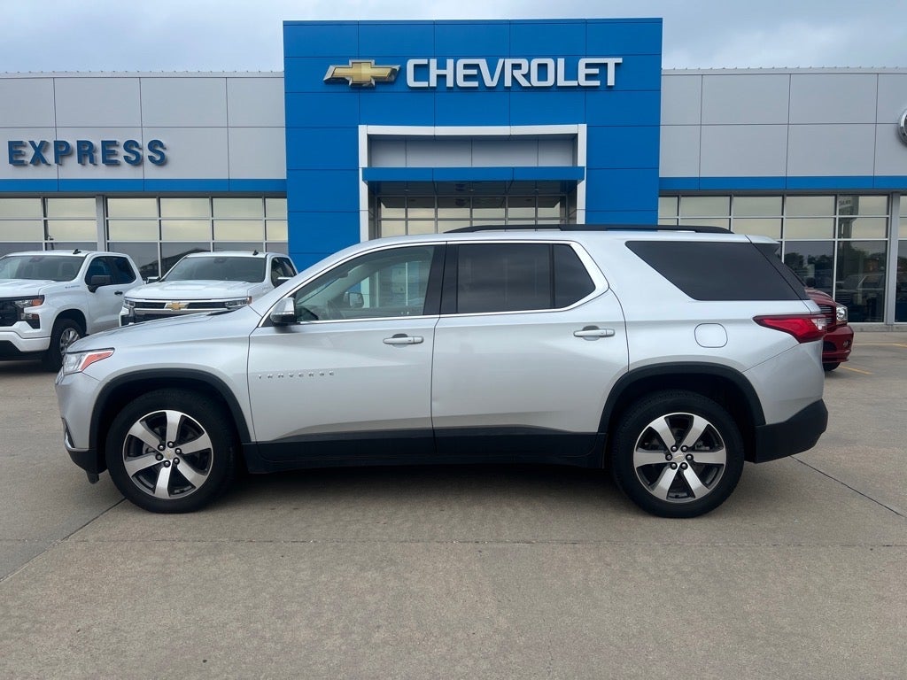 2019 Chevrolet Traverse LT Leather in Silver Ice Metallic — front three-quarter view